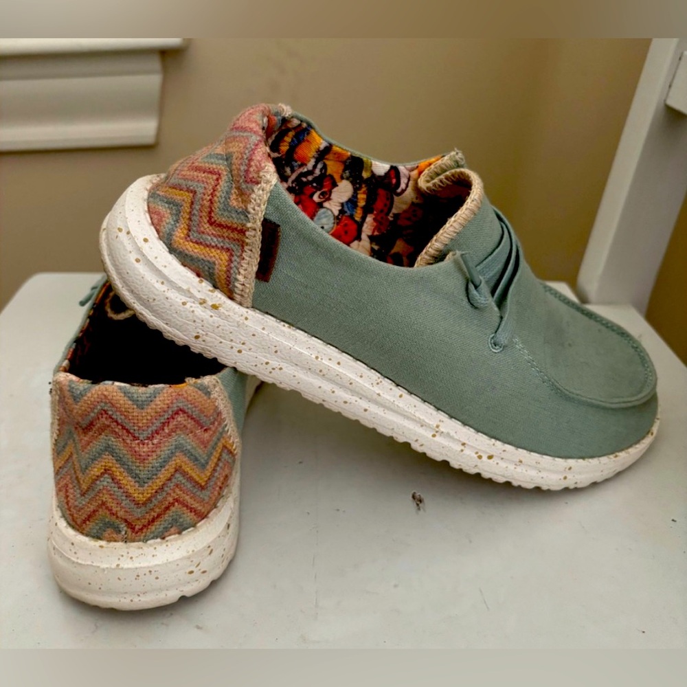Hey dudes excellent condition size 7